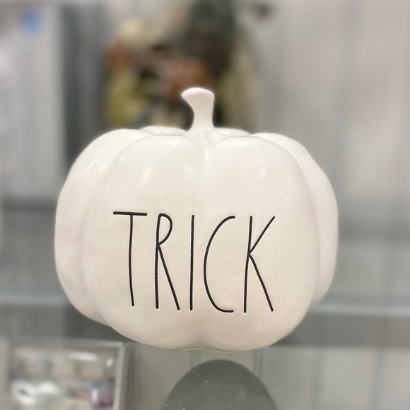 {PRICE FIRM/NO OFFERS} RAE DUNN | āTRICKā Small Ceramic Pumpkin {1 Available} - Picture 3 of 3